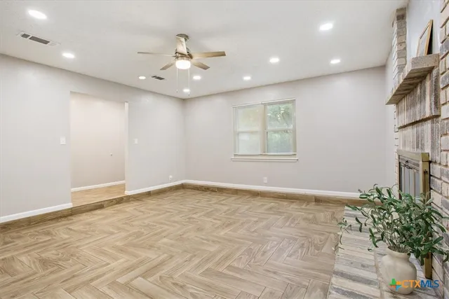 en view of an empty room with a window