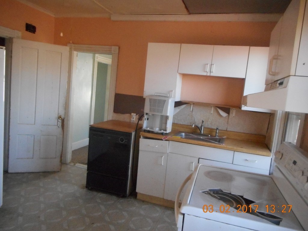 39 Clyde Street West Warwick, RI 02893 - Photo 2 of 9