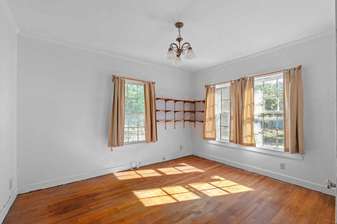 810 East 45th Street Austin, TX 78751 - Photo 15 of 25 a view of an empty room and window
