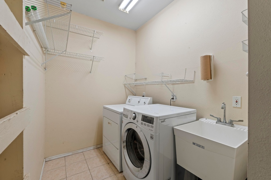 810 East 45th Street Austin, TX 78751 - Photo 20 of 25 a utility room with dryer and washer