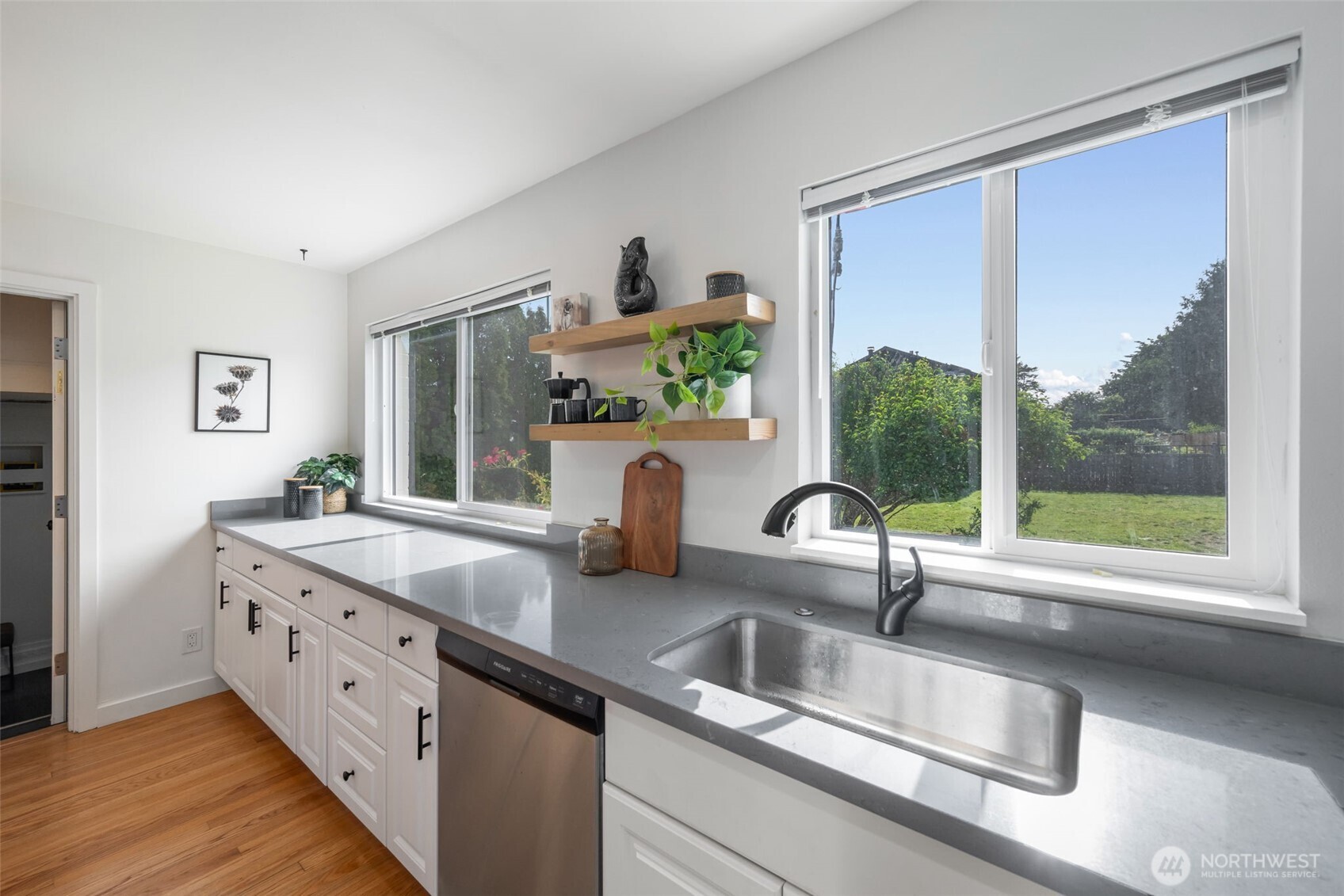 10617 39th Avenue Southwest Seattle, WA 98146 - Photo 11 of 39