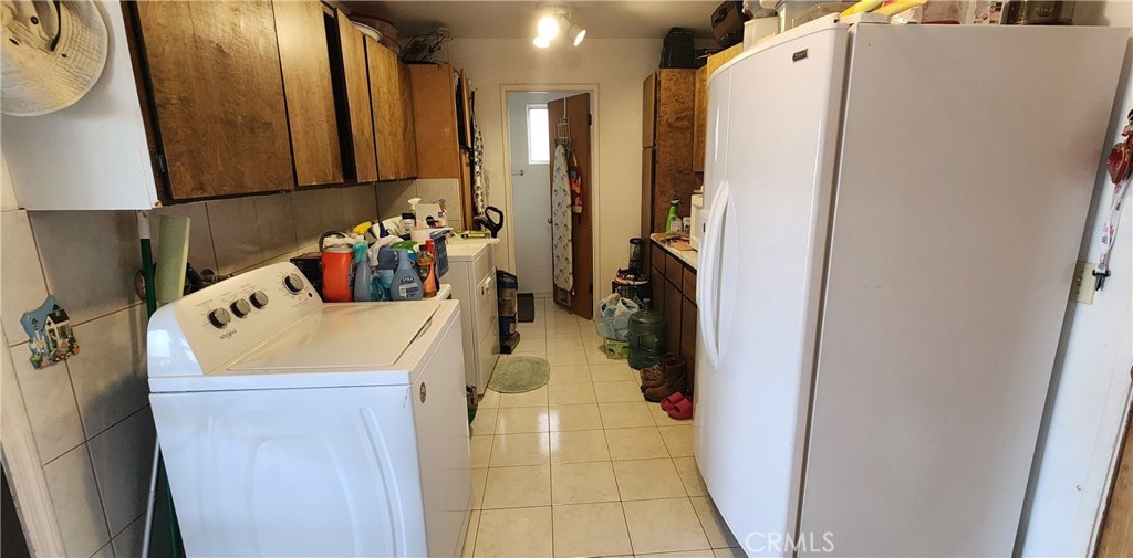 12491 Toby Lane Blythe, CA 92225 - Photo 17 of 41 a utility room with dryer and washer