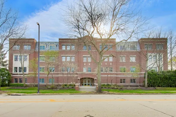 $879,000 | 1688 Green Bay Road, Unit 404, Highland Park, IL 60035