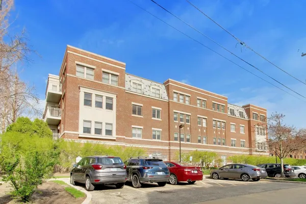 $879,000 | 1688 Green Bay Road, Unit 404, Highland Park, IL 60035