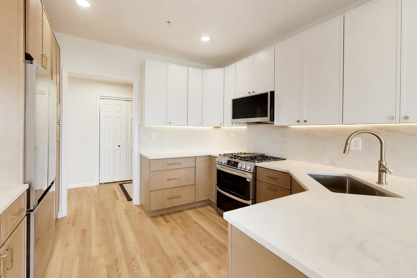 1688 Green Bay Road, Unit 404 Highland Park, IL 60035 - Photo 3 of 17