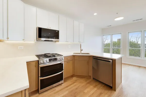 $879,000 | 1688 Green Bay Road, Unit 404, Highland Park, IL 60035