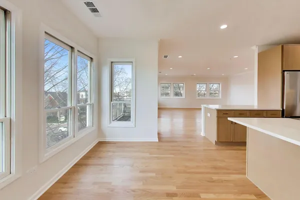 $879,000 | 1688 Green Bay Road, Unit 404, Highland Park, IL 60035