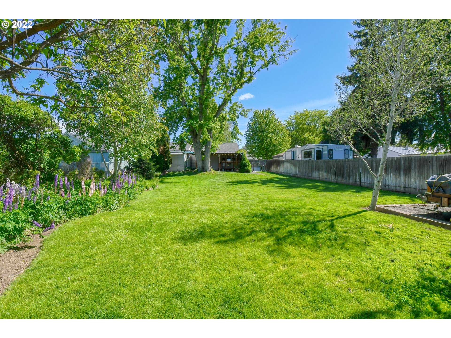 2917 Southwest Ladow Avenue Pendleton, OR 97801 - Photo 27 of 31 a view of a backyard with a small cabin