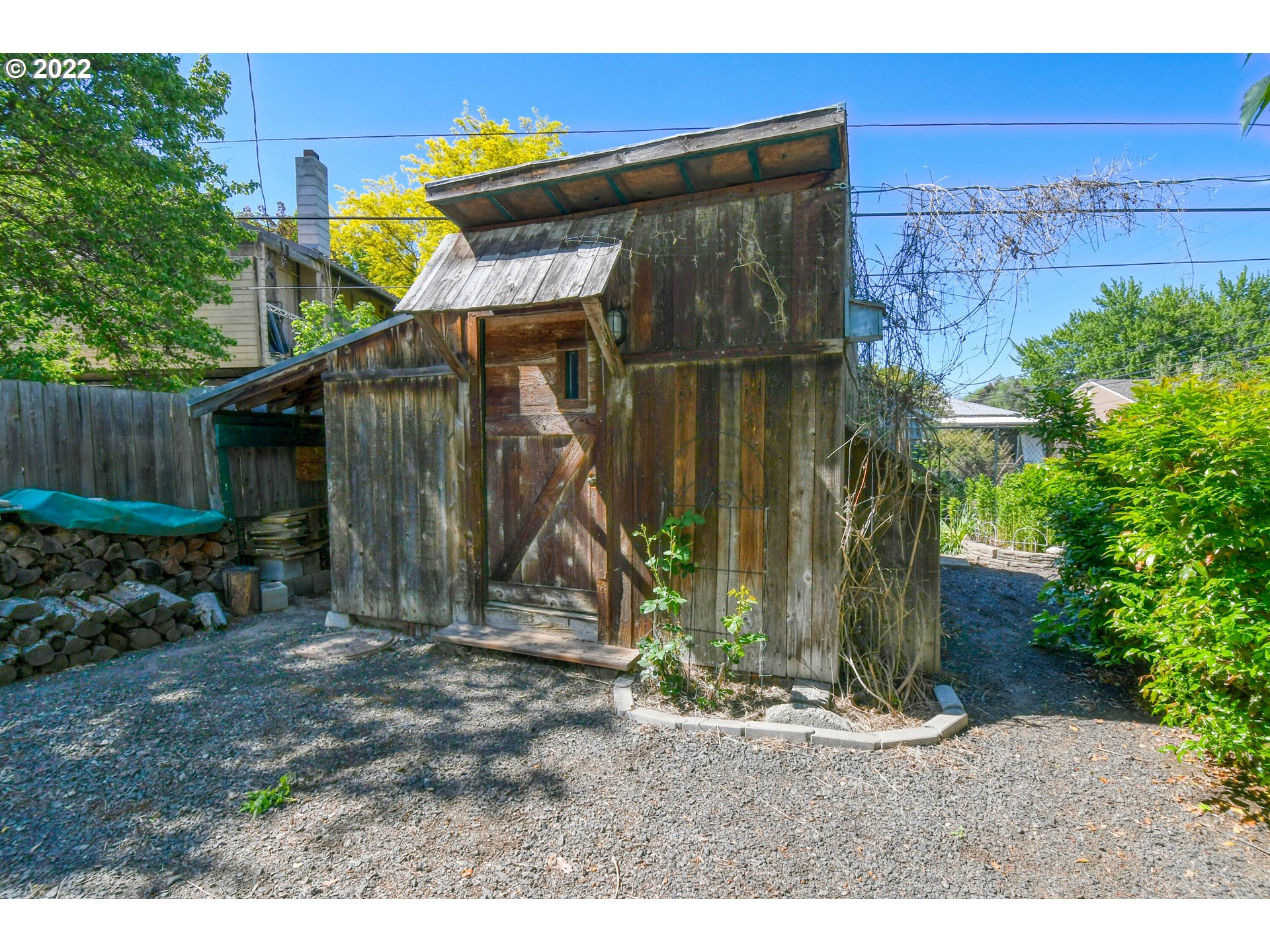 2917 Southwest Ladow Avenue Pendleton, OR 97801 - Photo 28 of 31 a view of a backyard