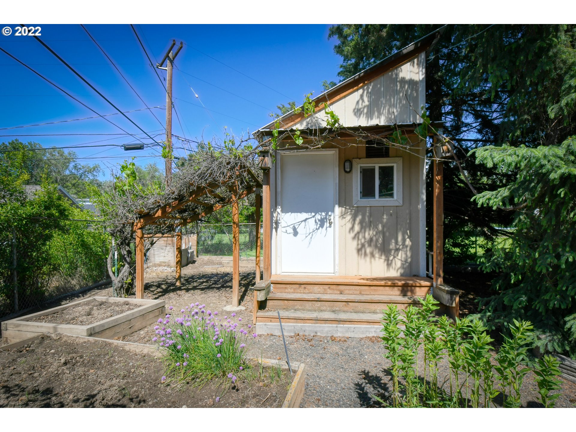2917 Southwest Ladow Avenue Pendleton, OR 97801 - Photo 29 of 31 a front view of a house with a yard