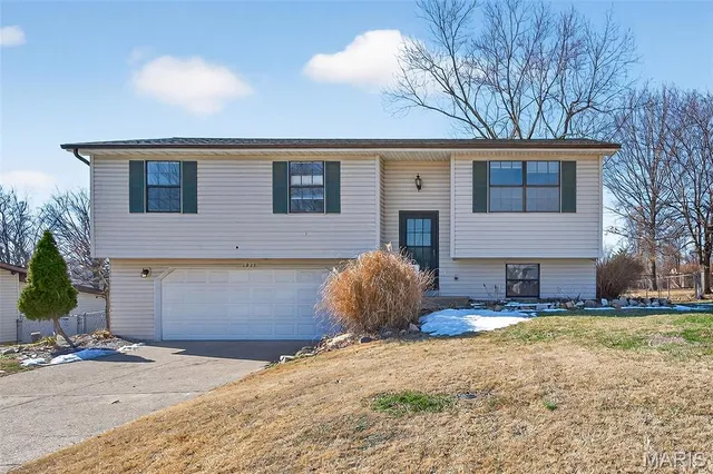 $220,000 | 1915 Laverne Drive, Arnold, MO 63010