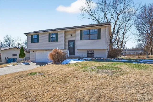 $220,000 | 1915 Laverne Drive, Arnold, MO 63010