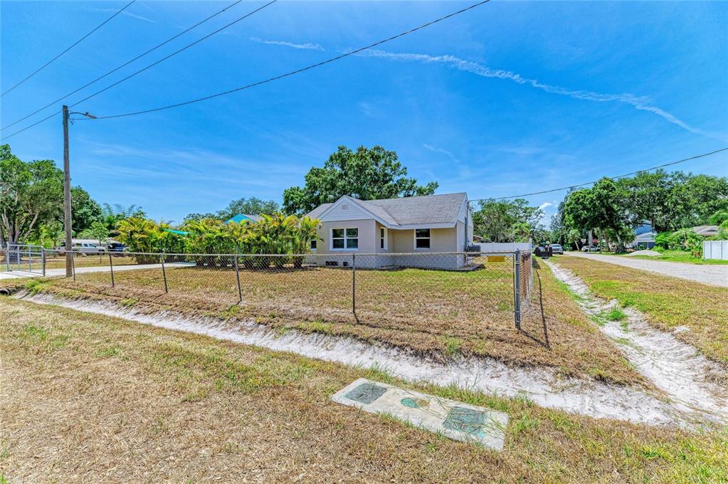 901 Oak Street Southwest Ruskin, FL 33570 - Photo 4 of 63