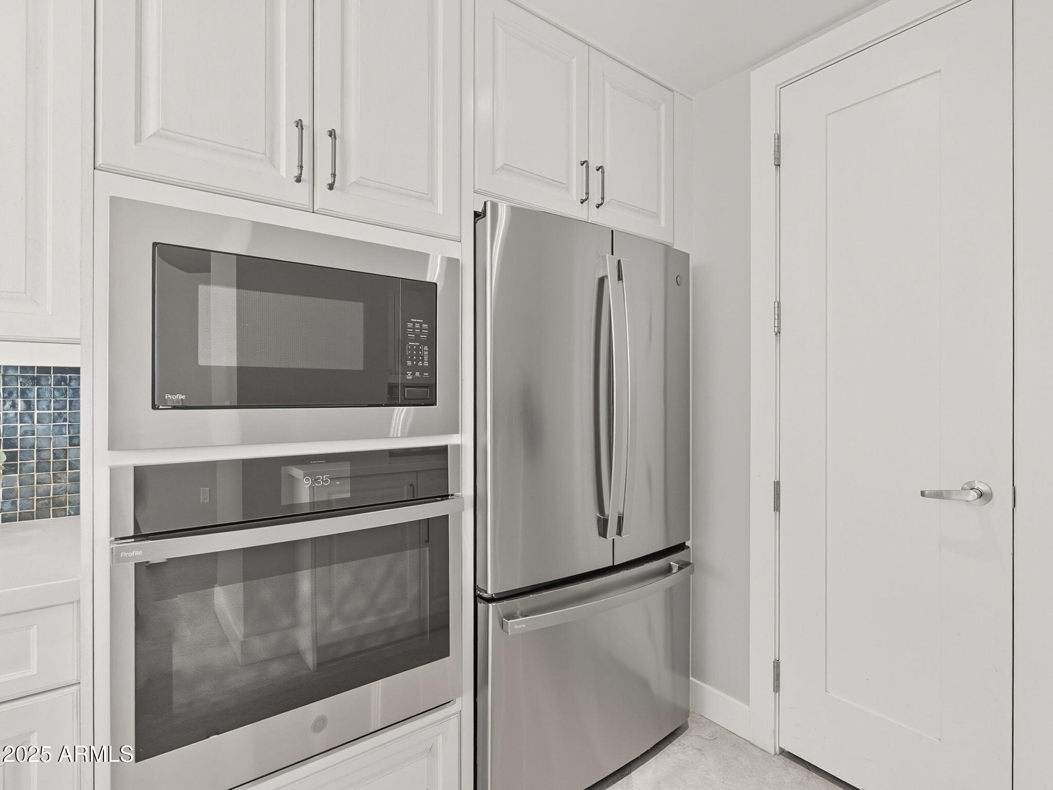 140 East Rio Salado Parkway, Unit 512 Tempe, AZ 85281 - Photo 12 of 41 a kitchen with cabinets and stainless steel appliances