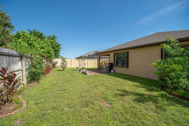 a view of a house with backyard and garden