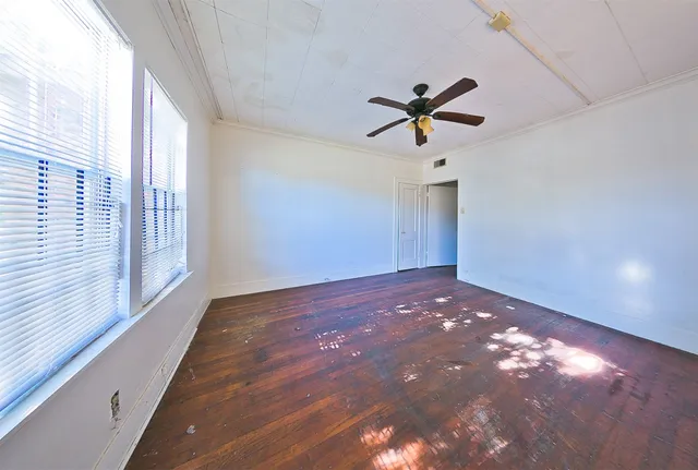 a view of a window in an empty room