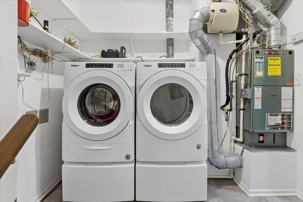 a close up view of a washer and dryer