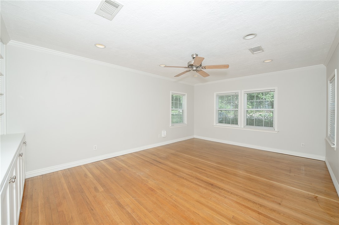 709 Inwood Drive Bryan, TX 77802 - Photo 6 of 23 Living Room