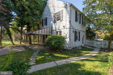 a view of back yard of the house