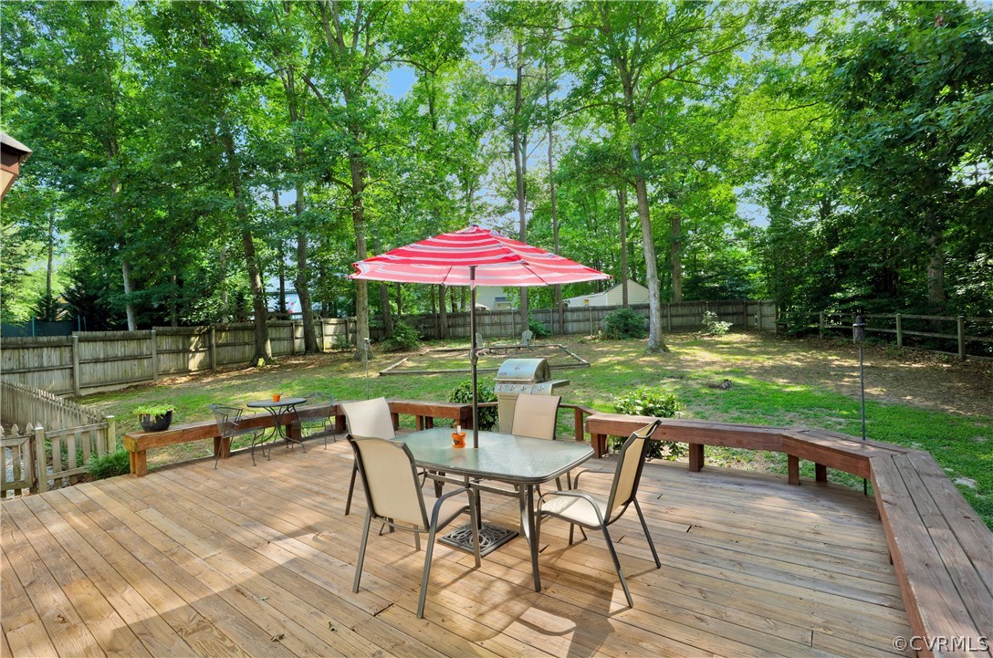 7118 Spring Trace Turn Midlothian, VA 23112 - Photo 25 of 34 an outdoor sitting area with furniture and umbrella