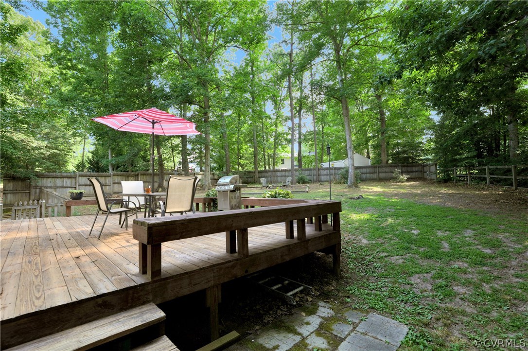 7118 Spring Trace Turn Midlothian, VA 23112 - Photo 27 of 34 a view of a tables and chairs under an umbrella