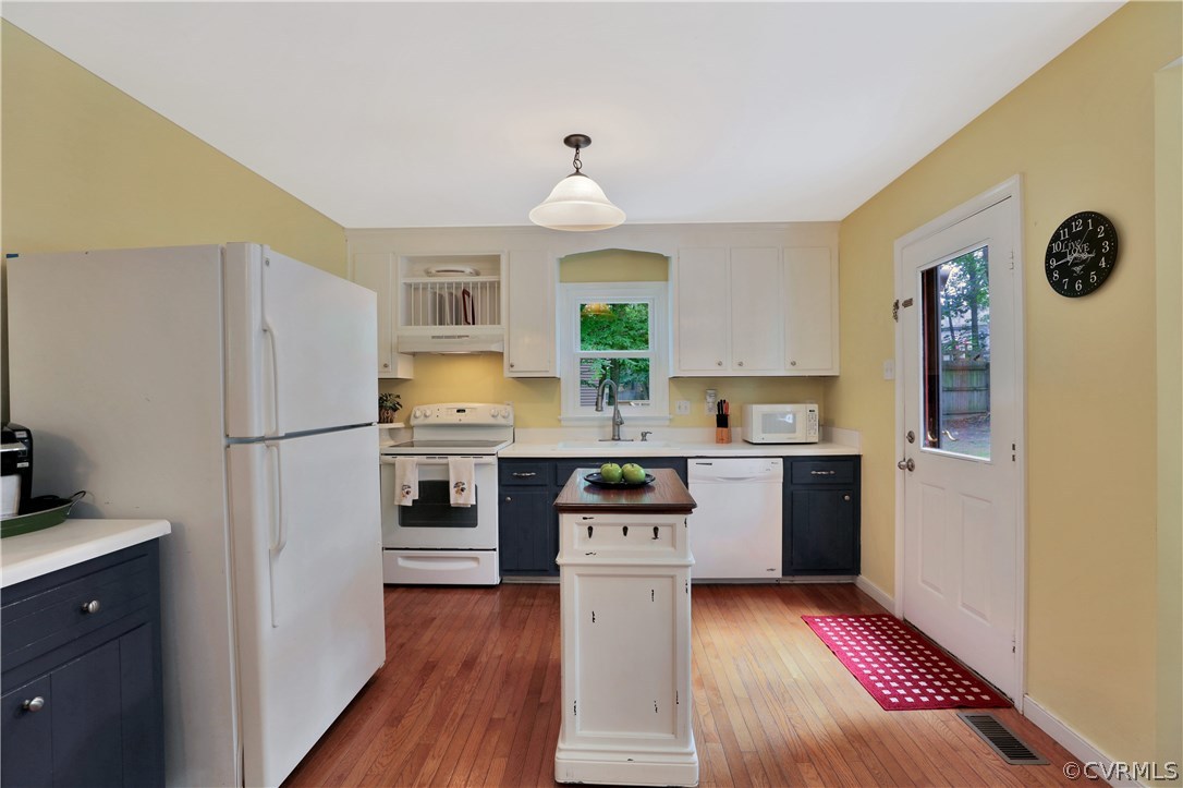 7118 Spring Trace Turn Midlothian, VA 23112 - Photo 10 of 34 a kitchen with a refrigerator and a stove top oven