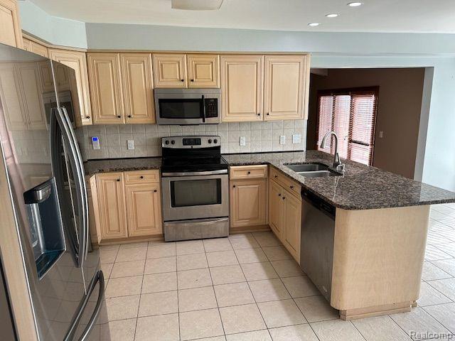 1949 North Kilburn Road Rochester, MI 48306 - Photo 3 of 18