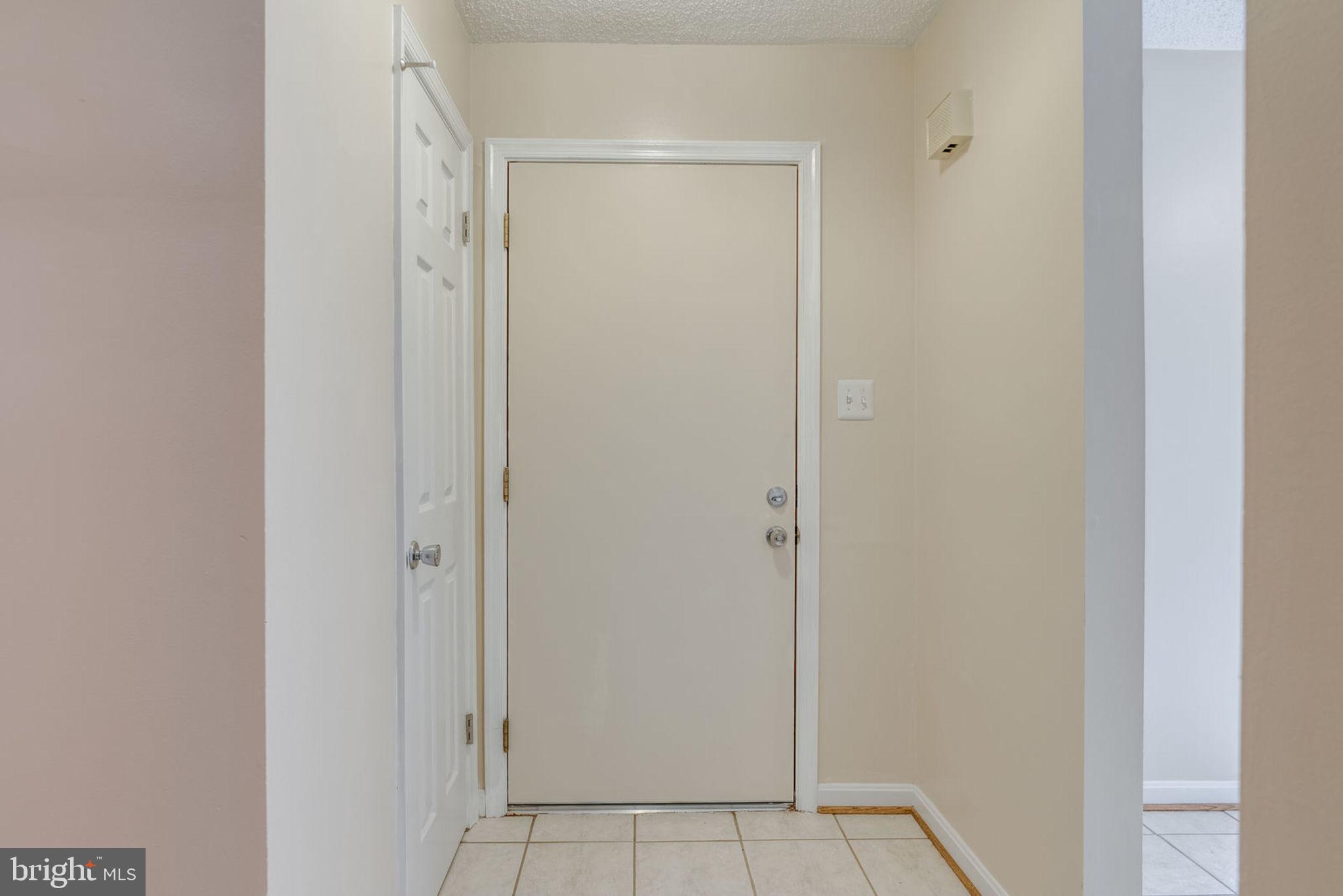 2244 Southgate Square Reston, VA 20191 - Photo 4 of 33 Entry way!