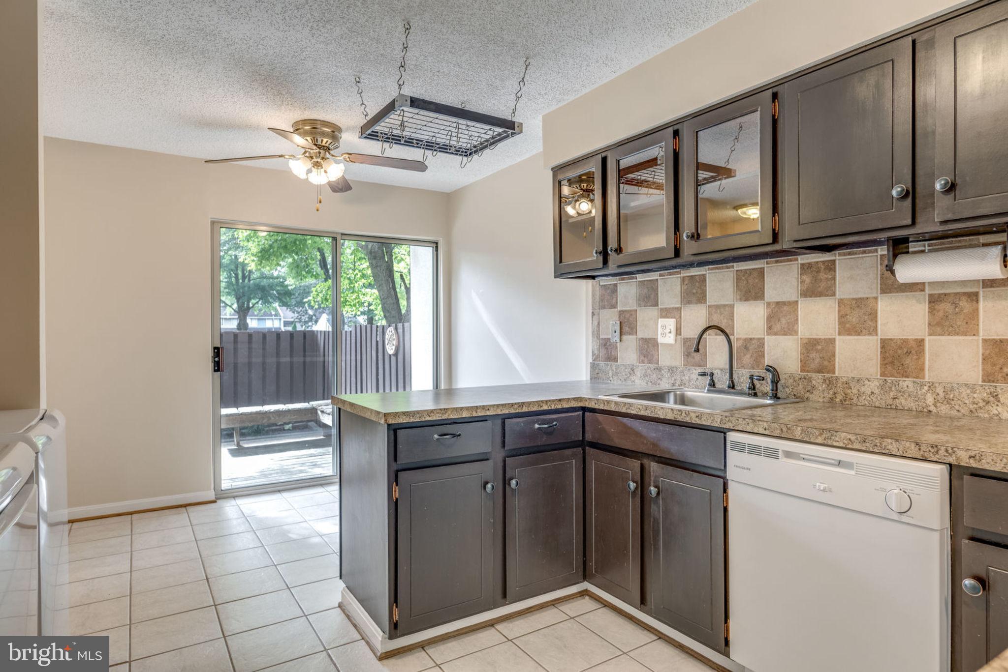 2244 Southgate Square Reston, VA 20191 - Photo 7 of 33 Eat in kitchen