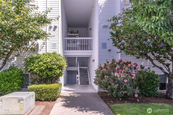 $356,000 | 11002 Southeast Petrovitsky Road, Unit G102, Renton, WA 98055