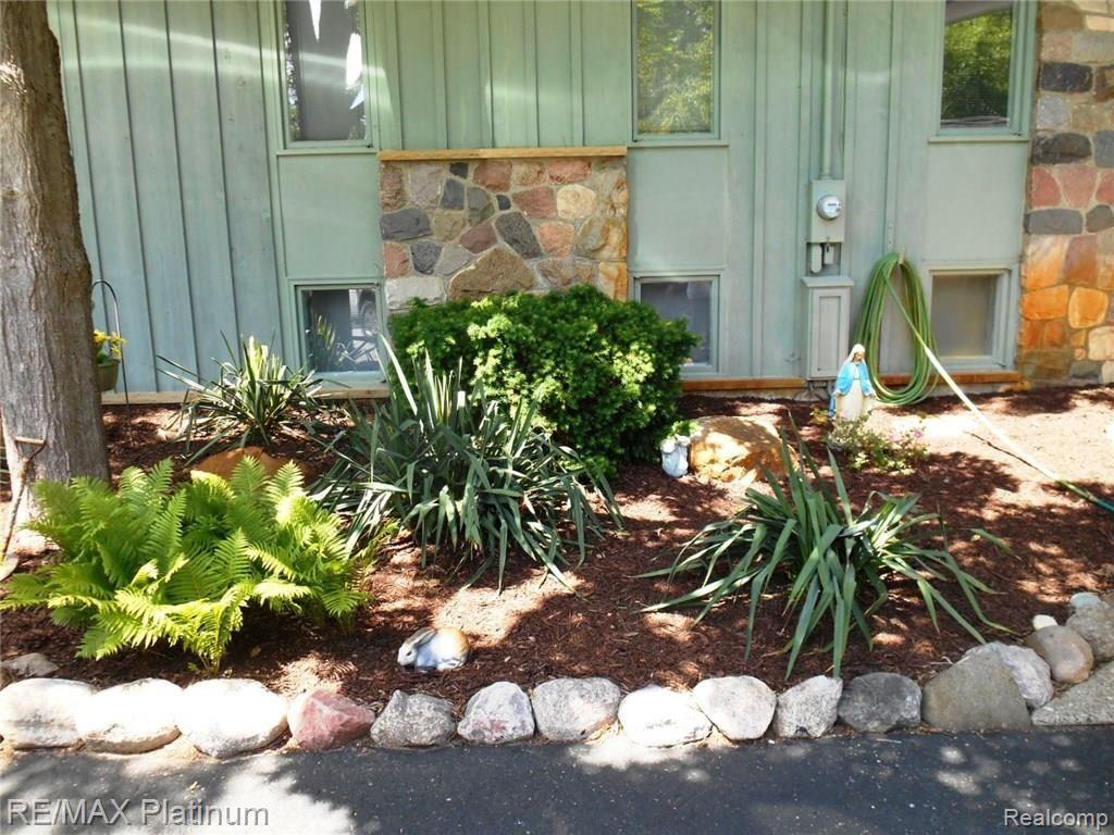 10875 Reynard Road Brighton, MI 48114 - Photo 41 of 52 gardens front.JPG