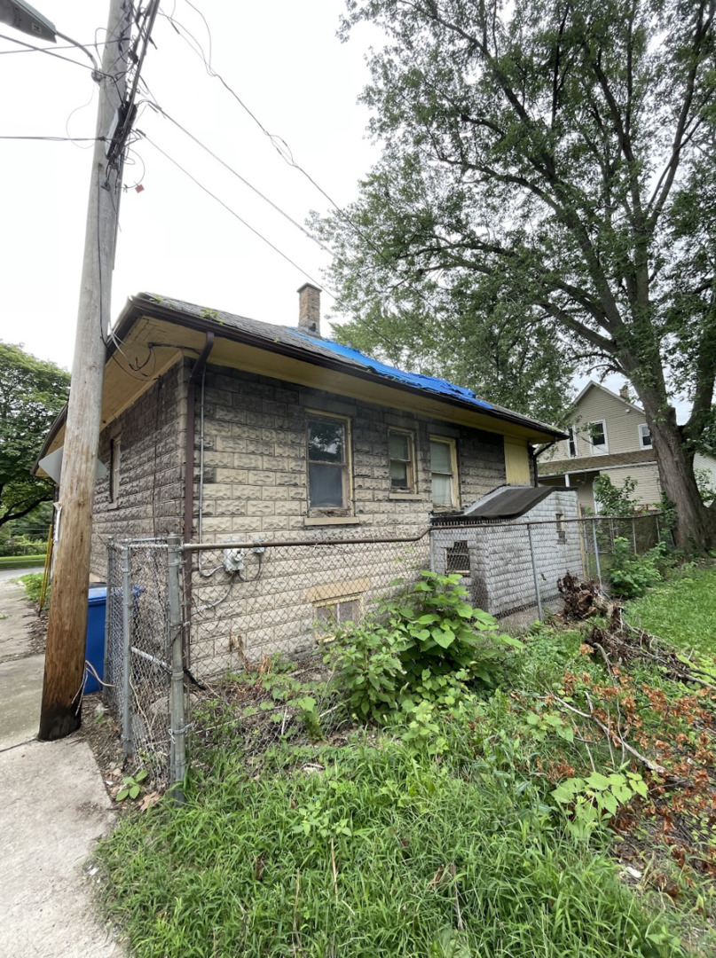 11548 South Normal Avenue Chicago, IL 60628 - Photo 14 of 14 a backyard of a house with lots of green space