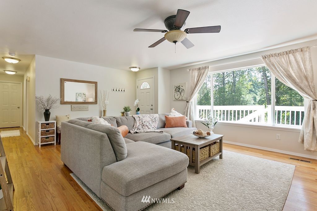 11263 Renton Avenue South Seattle, WA 98178 - Photo 3 of 37 Gallery Image 3