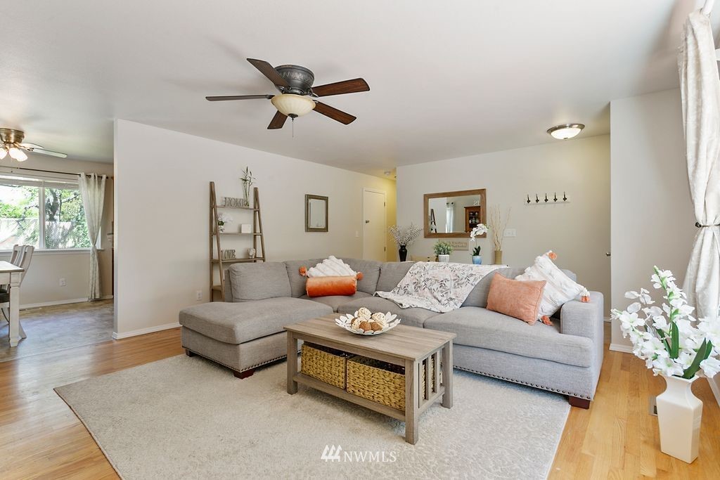 11263 Renton Avenue South Seattle, WA 98178 - Photo 4 of 37 Gallery Image 4