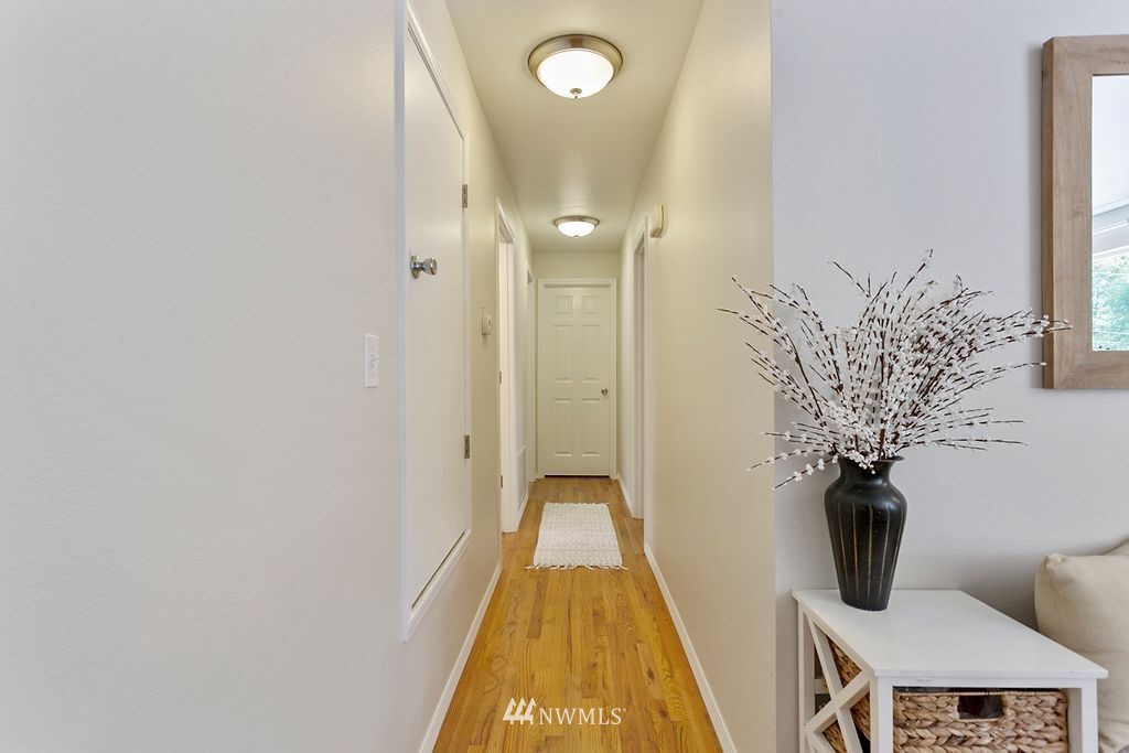 11263 Renton Avenue South Seattle, WA 98178 - Photo 5 of 37 Gallery Image 5