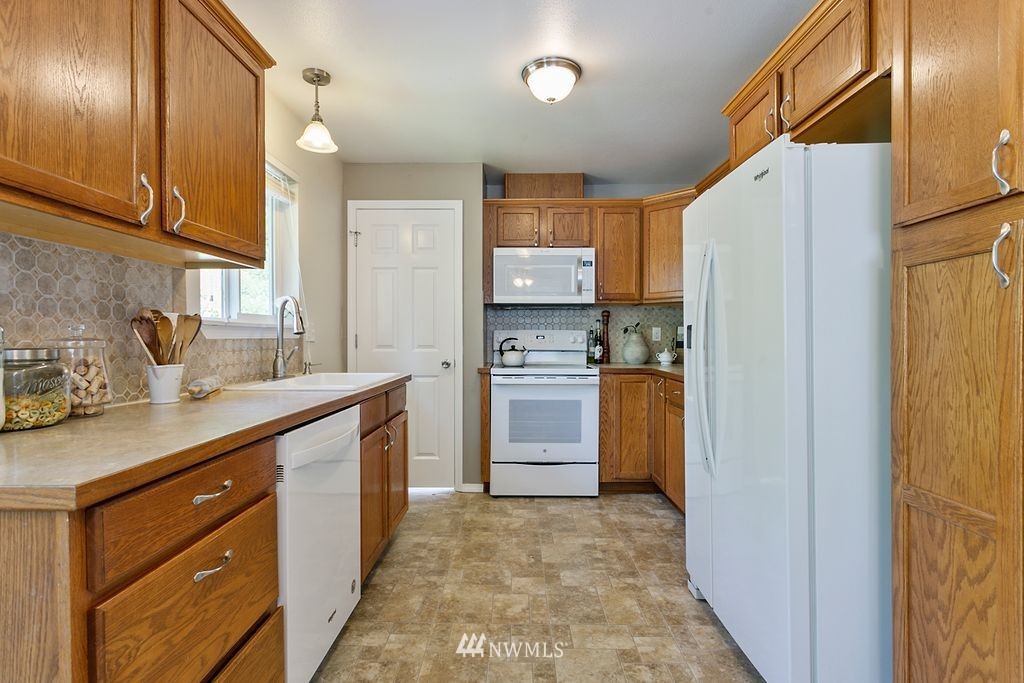 11263 Renton Avenue South Seattle, WA 98178 - Photo 8 of 37 Gallery Image 8