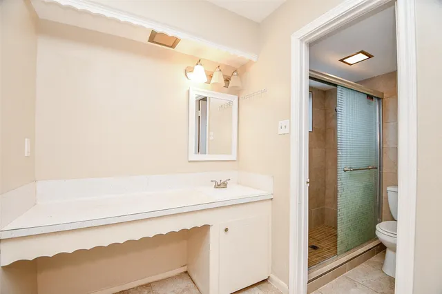 a view of yard with tree