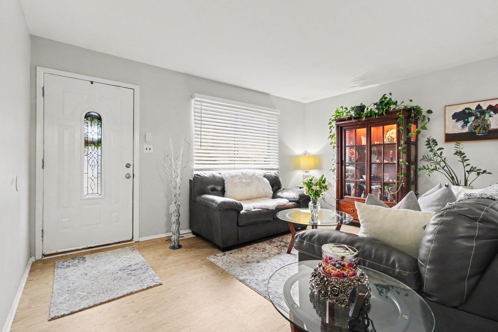 9286 Chamberlain Street Romulus, MI 48174 - Photo 4 of 13 003_file_3766