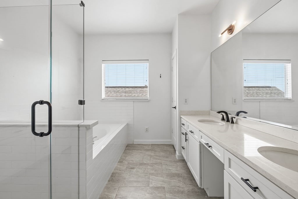 1128 West 26th Street Houston, TX 77008 - Photo 33 of 48 Another view of the primary bathroom