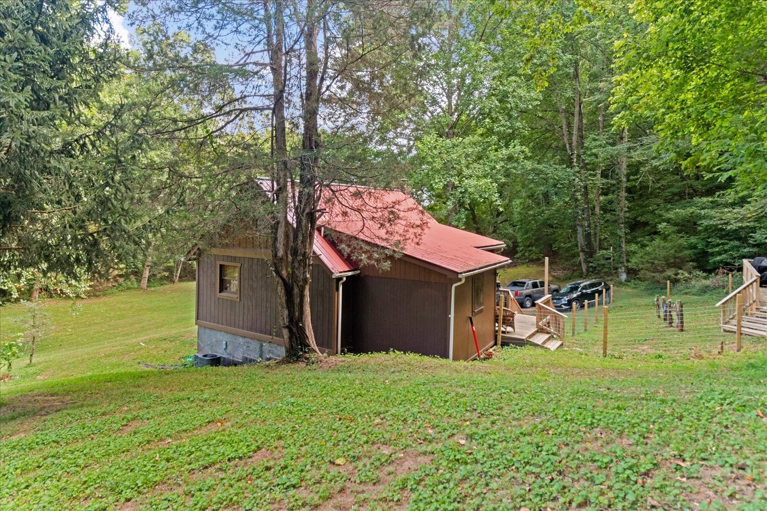 approximately and hour south of Nashville