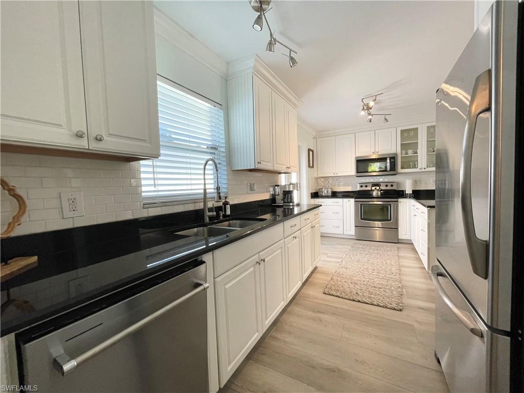 905 13th Street North Naples, FL 34102 - Photo 7 of 23