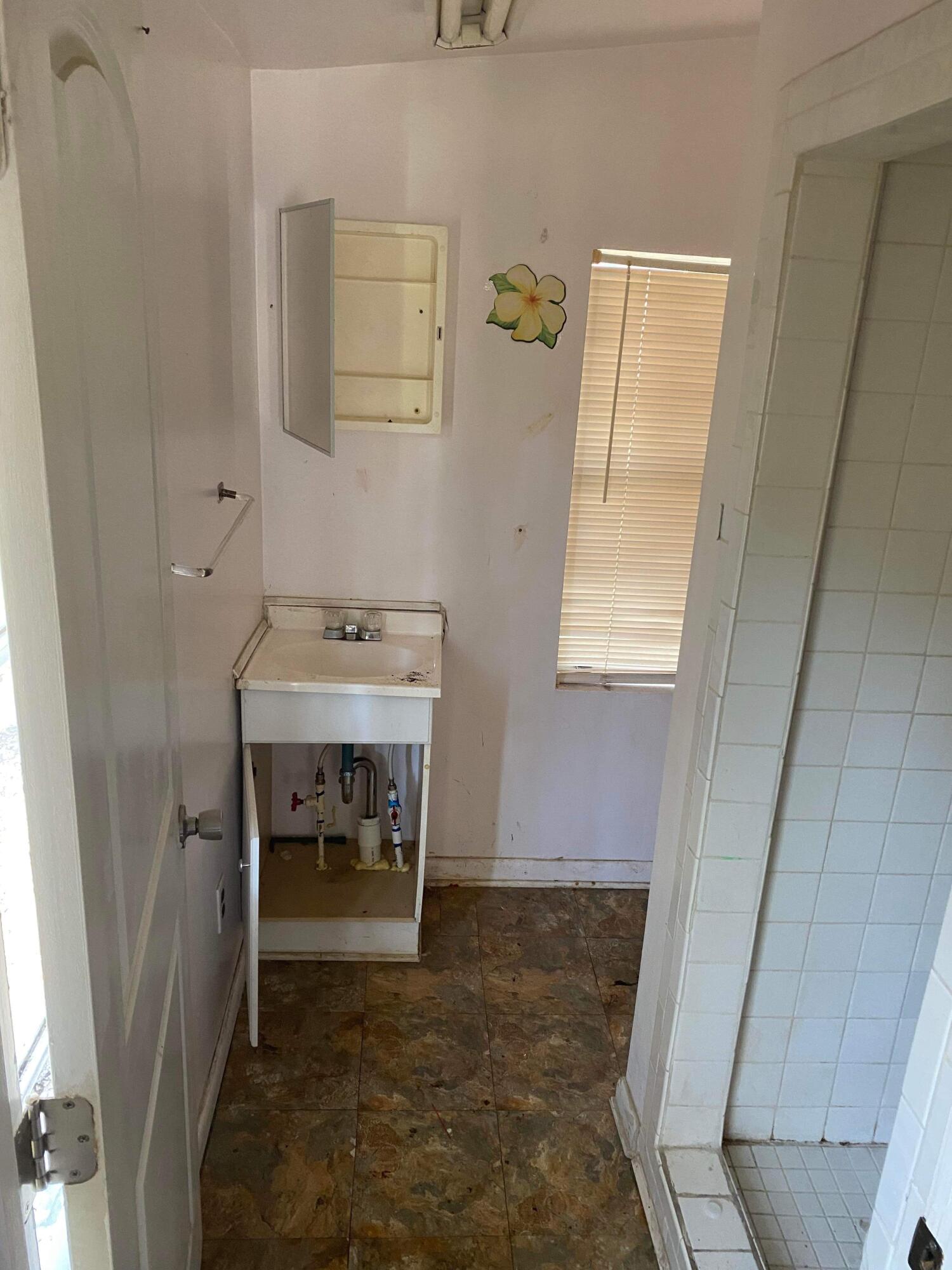 145 Live Oak Avenue West DeFuniak Springs, FL 32435 - Photo 14 of 25 a bathroom with a sink and a mirror