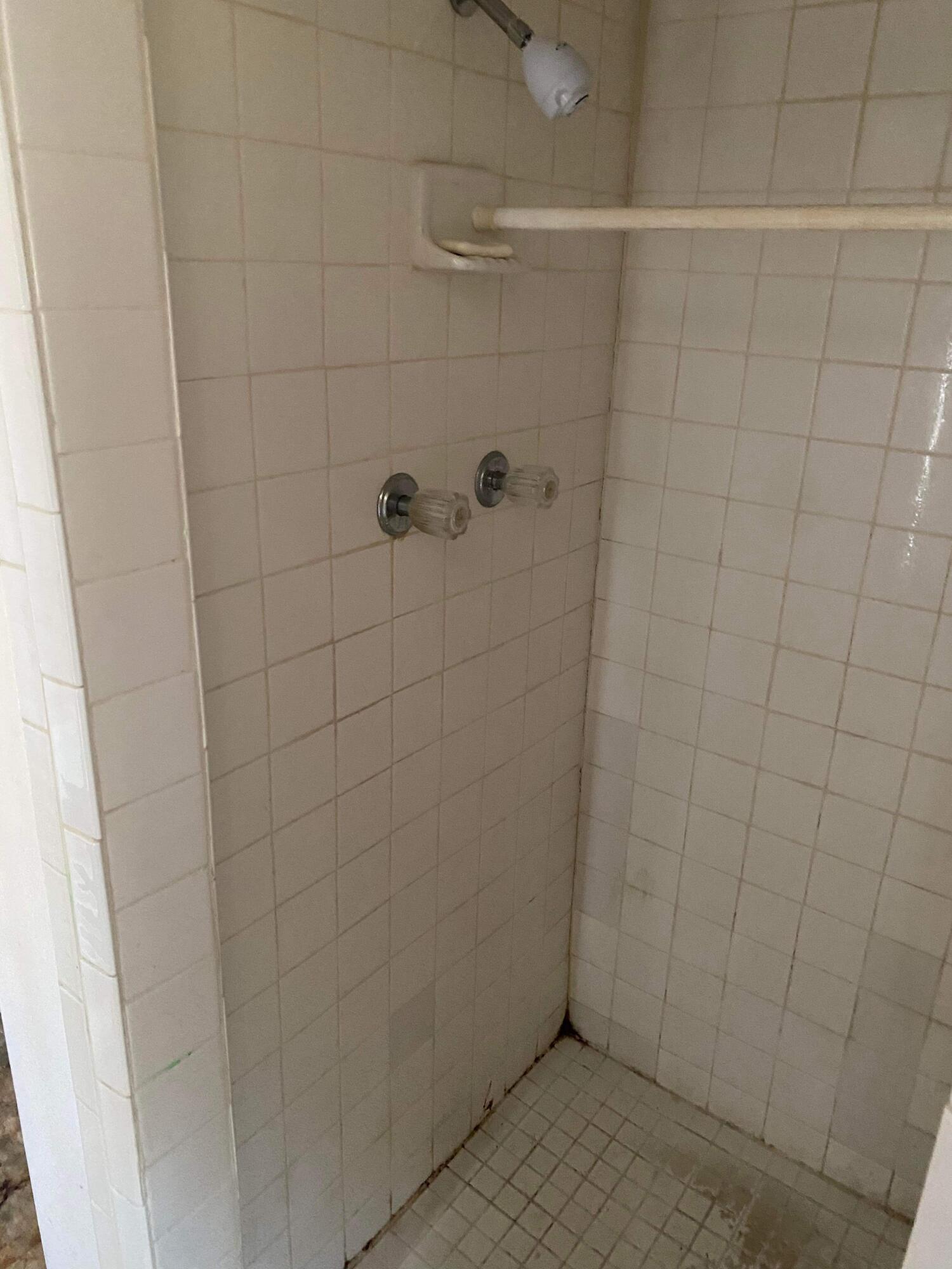 145 Live Oak Avenue West DeFuniak Springs, FL 32435 - Photo 8 of 25 a bathroom