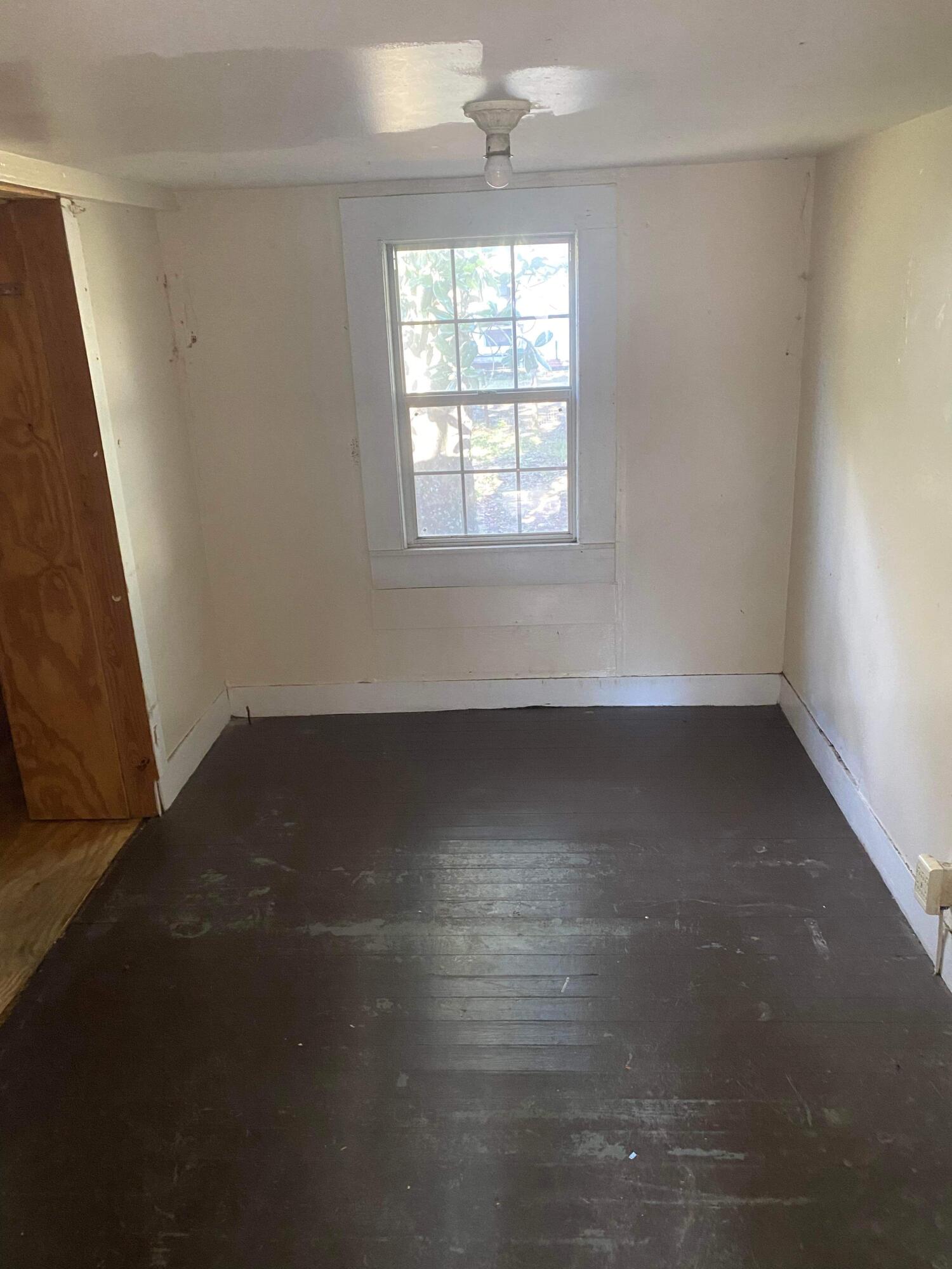 145 Live Oak Avenue West DeFuniak Springs, FL 32435 - Photo 10 of 25 an empty room with wooden floor and windows