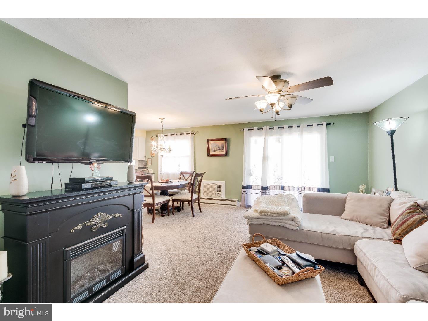 11 D Sunnybrook Road Stratford, NJ 08084 - Photo 4 of 18 Living Room