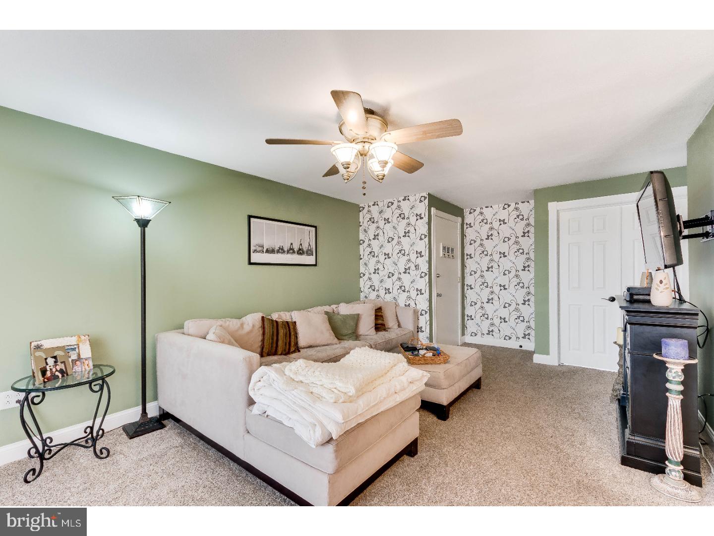 11 D Sunnybrook Road Stratford, NJ 08084 - Photo 5 of 18 Living Room