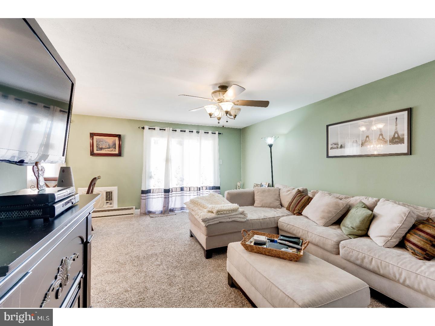 11 D Sunnybrook Road Stratford, NJ 08084 - Photo 6 of 18 Living Room