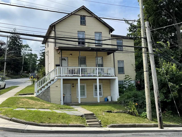 a view of a house with a yard