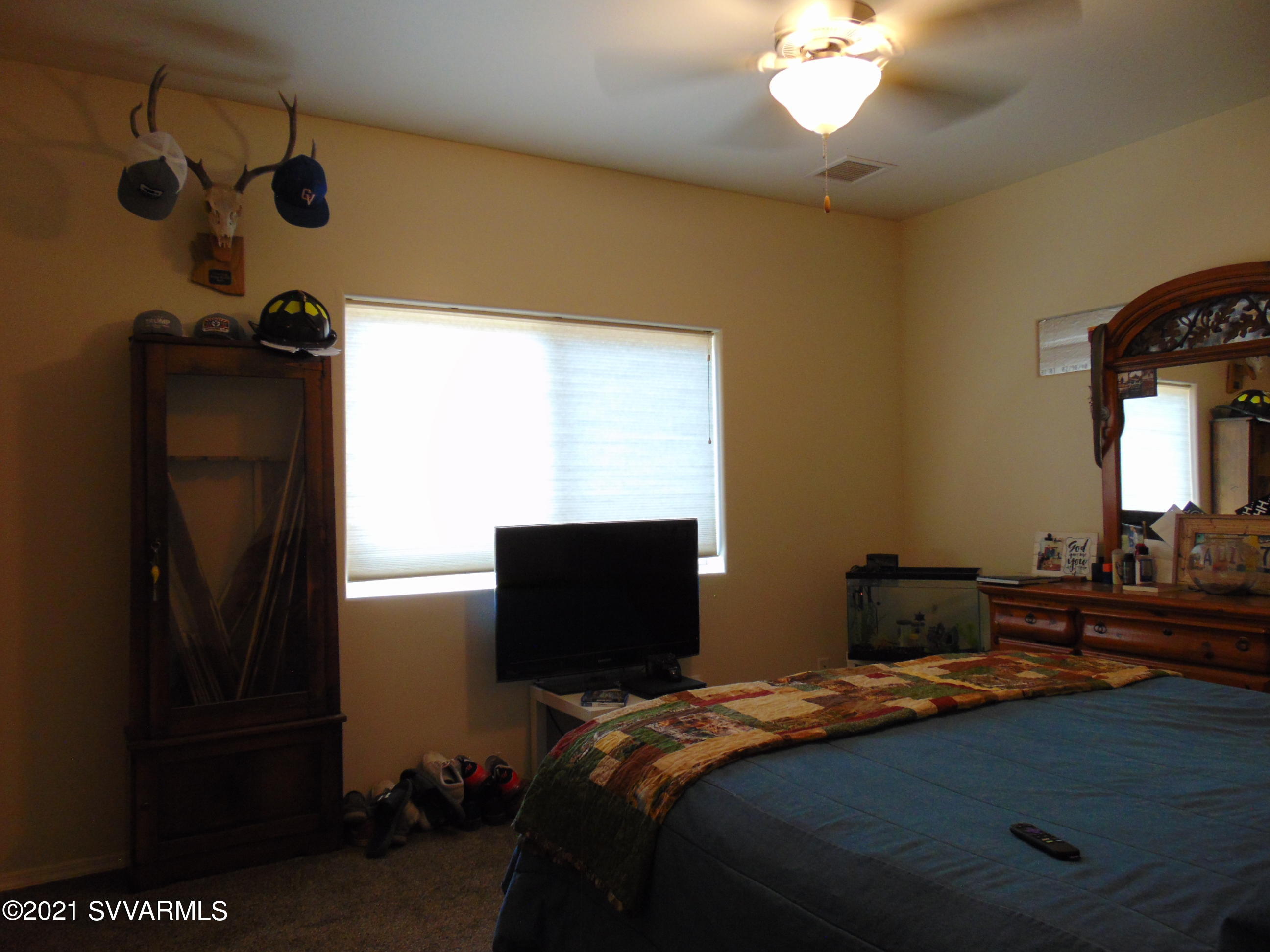 3995 East Beaver Vista Road Rimrock, AZ 86335 - Photo 20 of 40 a bedroom with a bed and a flat tv screen