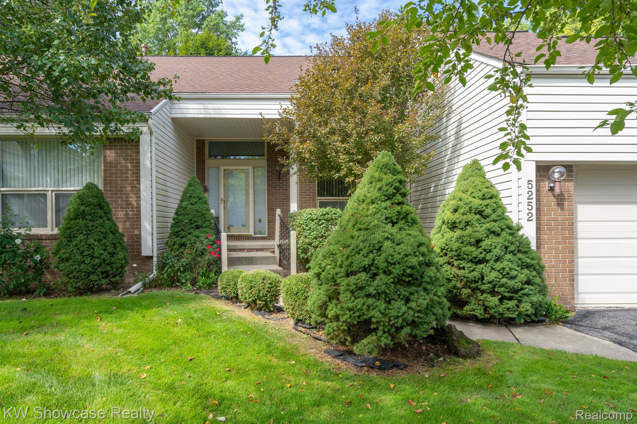 5252 Simpson Lake Road West Bloomfield, MI 48323 - Photo 3 of 55 CLOSER UP